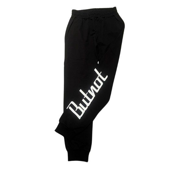 Pantalone ButNot in felpa nero con scritta "ButNot" sul fondo della gamba sinistra e sul retro