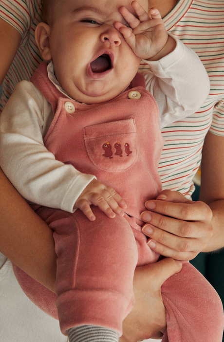 Salopette Petit Bateau in velluto con pulcini e body bianco con collo rifinito